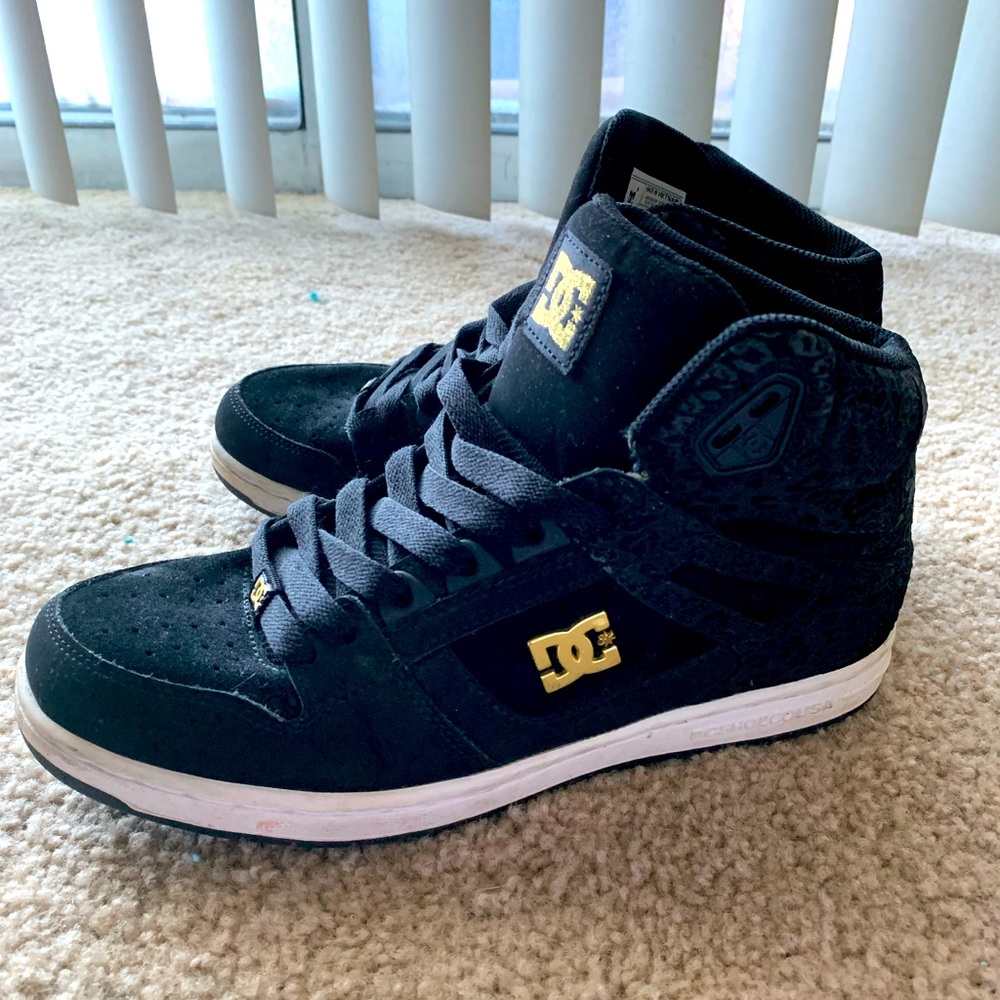 Gently used size 9 Women’s DC sneakers!!